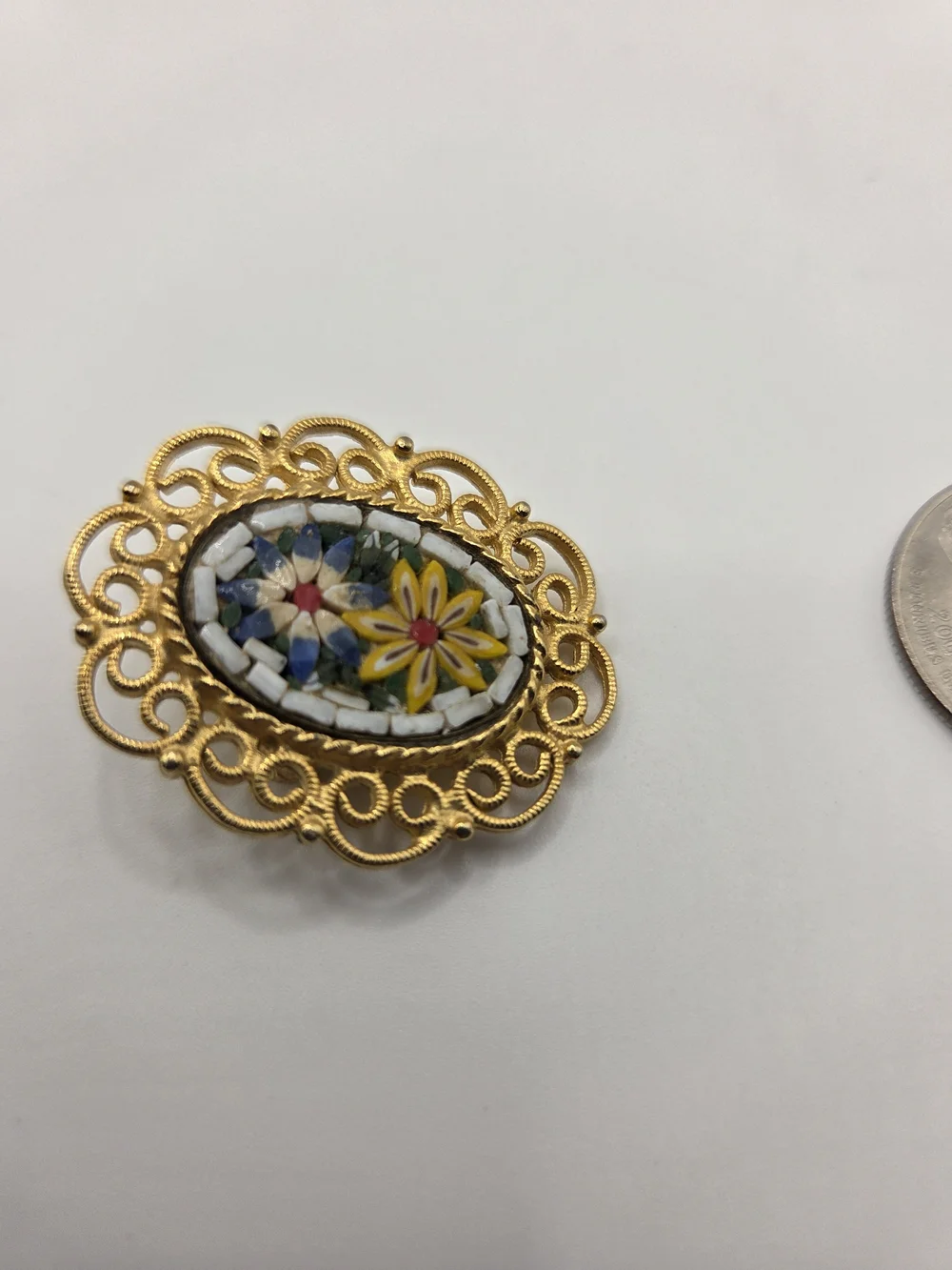 1529. Vintage Gold Tone Filigree Micro-Mosaic Floral Brooch